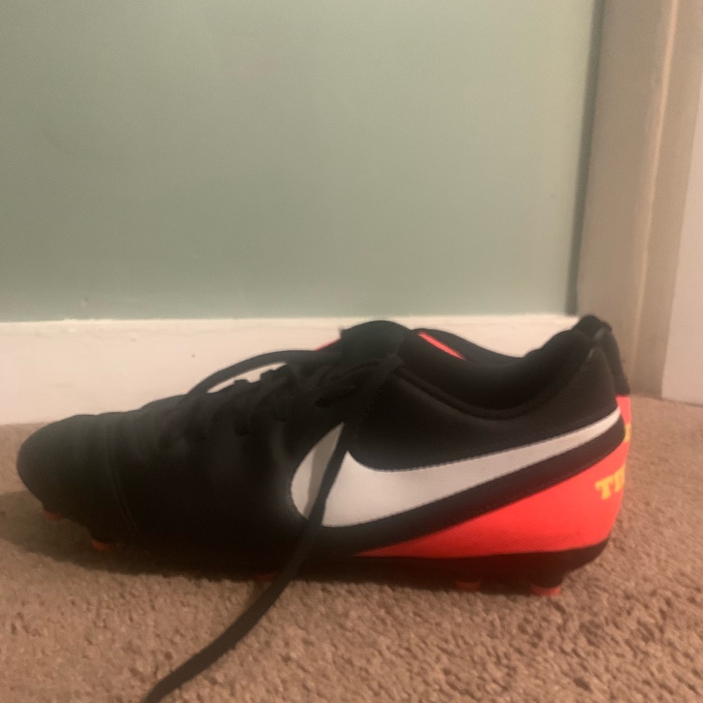 Nike Tiempo Cleats SIZE 9